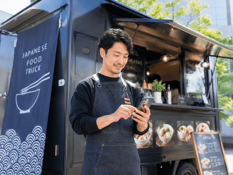 キッチンカーと出店場所をつなぐ三者間マッチングプラットフォームの開発事例