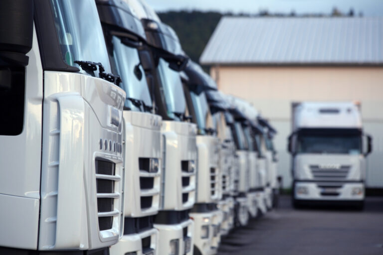 ホワイトボードとエクセル管理から卒業。運送会社が配車〜請求書発行をまるごとクラウド化した事例